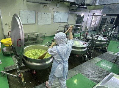 SDHが調理業務を受託している香春町学校給食センターでの調理の様子