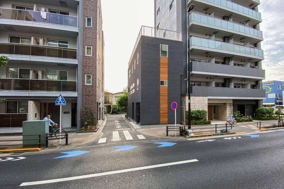 【東京都荒川区｜15坪】大通り沿いに面したガレージと吹き抜けのある3階建て住宅の画像
