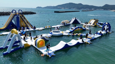 満員御礼の時間帯も！和歌山市・片男波海水浴場の 海上アスレチック「AQuaLooP」8月31日までオープン