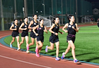 練習を公開した女子駅伝部の選手たち