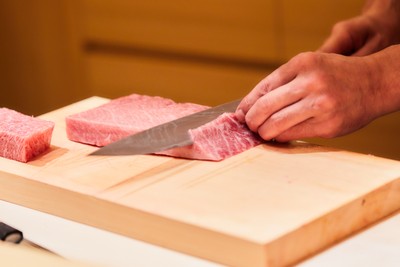 「鮨 銀座おのでら」総本店と同様、日本一の豊洲仲卸「やま幸」のマグロを提供