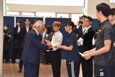 援助金を渡すスポーツ・文化後援会の佐茂会長