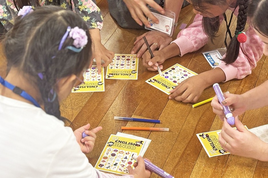 English BINGOに夢中の子どもたちの様子