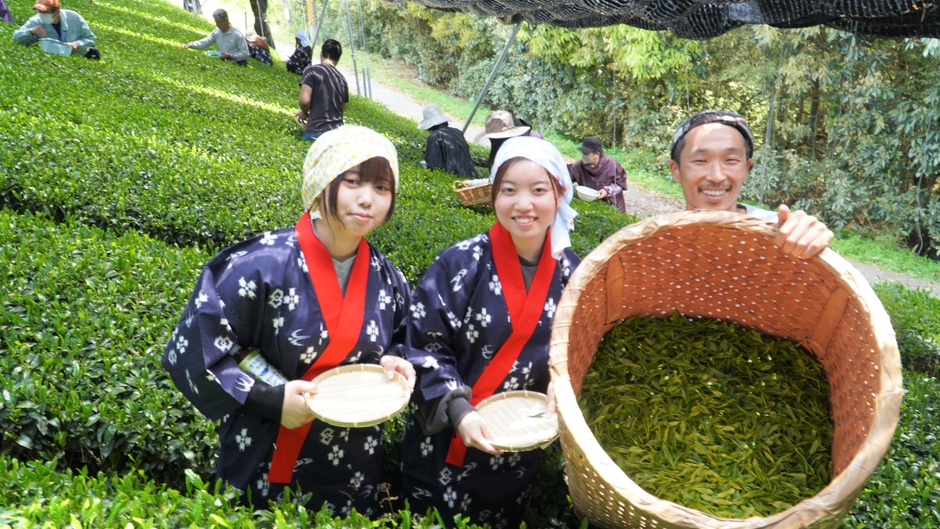 中窪製茶園の中窪様(右)と共に撮影