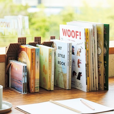 本体色は、落ち着きのあるブラウンで書斎や寝室などの静かな場所でも馴染みます。