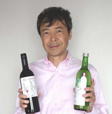 手掛けた酒が２年連続の栄誉に輝いた金子教授。左が「アルデバラン」、右が「純米-eme-エメｰ」