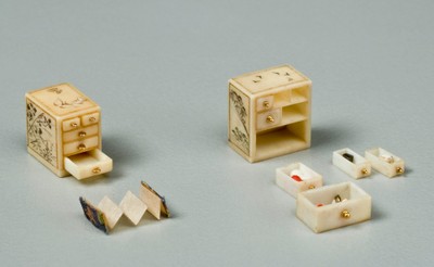 (Photo_16) 象牙箪笥 左の箪笥：0.84×0.55×0.75cm 作：小林礫斎 彫刻：浅野墨谷 左の箪笥の引出しには折本、右の箪笥の引出しには独楽などが入っている。