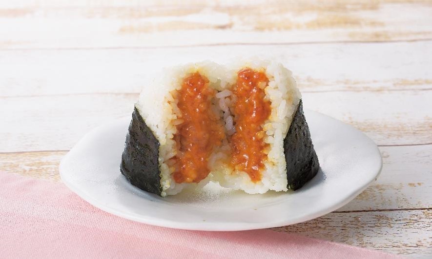 「サーモンパンチ監修 コチュジャンとサーモンのユッケ丼風おにぎり」(税込 170 円)
