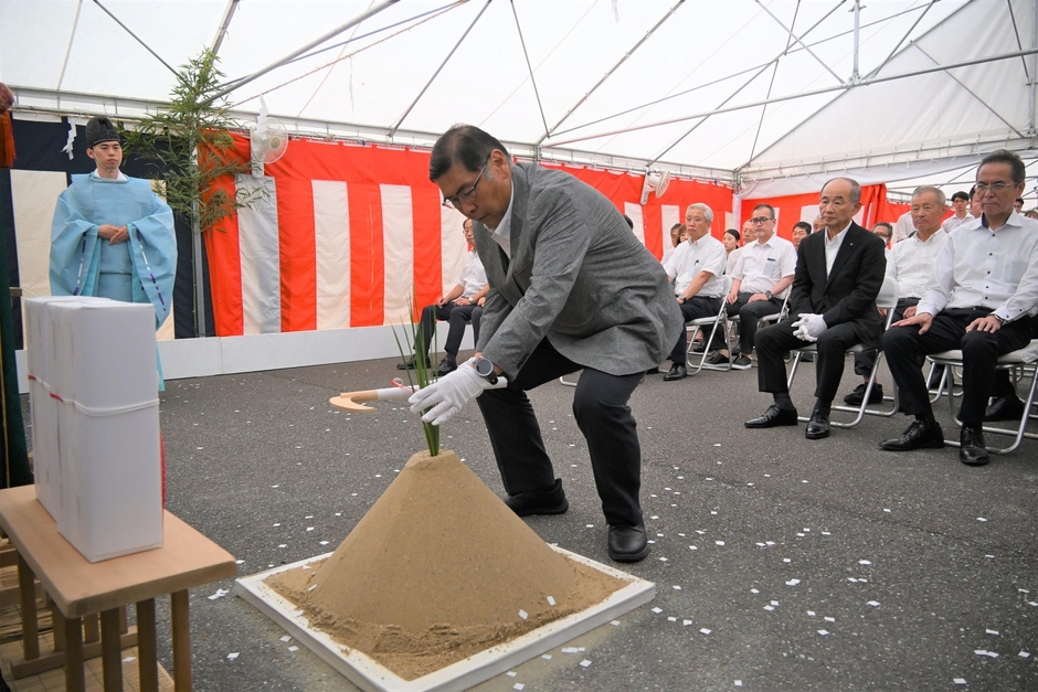 起工行事の苅初の儀を行う小原章裕理事長