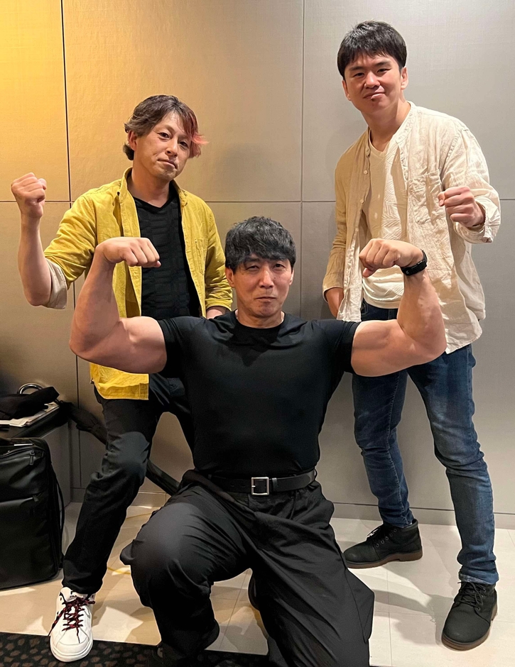 62歳ボディビル元日本王者の白川奉信さん(中央)