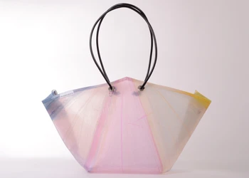 世界初、捨てられたビニール傘をアップサイクルする「PLASTICITY」、カラー傘を使ったトートバッグを新発売！