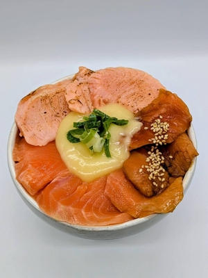 生、漬け、炙り3種のサーモンとろーりチーズ丼