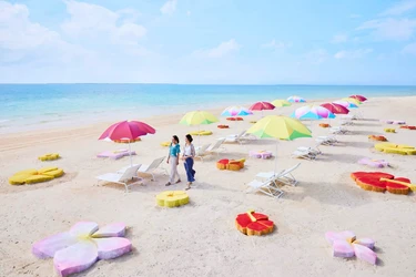 【リゾナーレ小浜島】ハイビスカスやプルメリアなど南国に咲く花のアートが白砂のビーチを彩る「ビーチの花咲くリゾナーレ」開催～フラワーフットアイスバスやカラフルなフレーバードリンクがお花見気分を盛り上げます～｜期間：2023年4月1日～5月7日