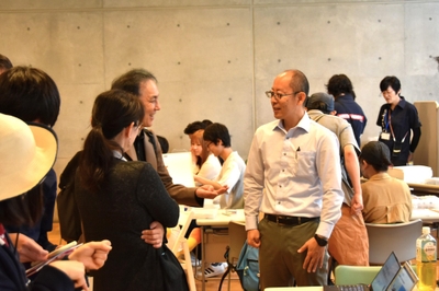 来場者に説明する仙場准教授(右)