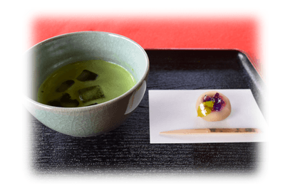 冷抹茶と季節の上生菓子のセット　※和菓子のデザインは毎月変わります。