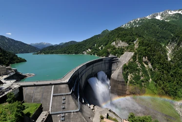 立山黒部アルペンルート、高さ日本一を誇る 「黒部ダム」の観光放水が6月26日(木)より開始