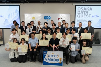 本選出場学生と本選審査員の集合写真
