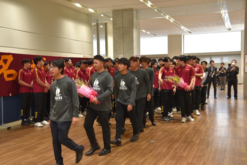 盛大な拍手で選手たちを見送る