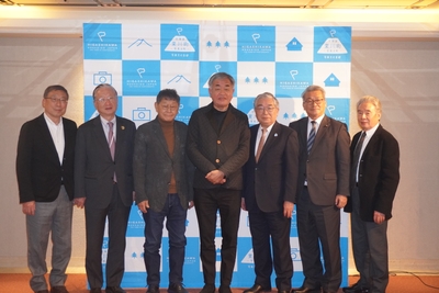 写真向かって左より、支援呼びかけ人の地域クリエイター 鈴木輝隆氏、ぐるなび取締役会長 滝久雄氏、彫刻家 安田侃氏、隈研吾氏、東川町長 松岡市郎、東川町議会議長 高橋昭典氏、東川家具デザインアドバイザー 織田憲嗣氏