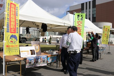 大学祭にて警察車両の展示および広報啓発ブースを出展3