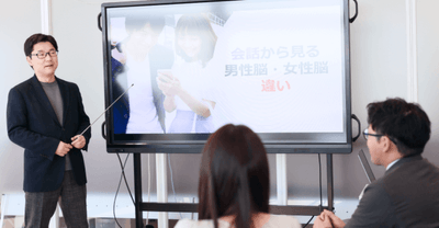 サンマリエ会員限定セミナー「マリカレ」の様子。婚活エキスパートによる自分磨きや結婚後のライフプランについてレクチャー。