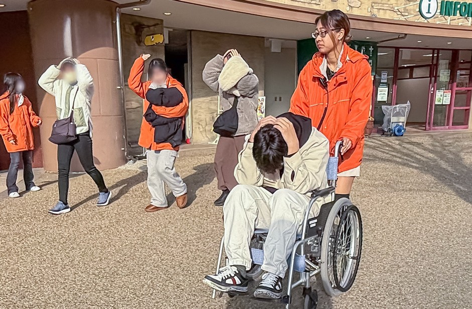 車いすを使った避難誘導の様子