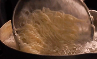 焼肉台所家 三軒茶屋店、豆乳仕立ての 進化系冷麺「カルボ冷麺」を開発