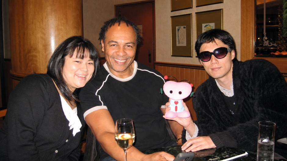 左からSIZUKU,レイ・パーカーJr.、GOD
