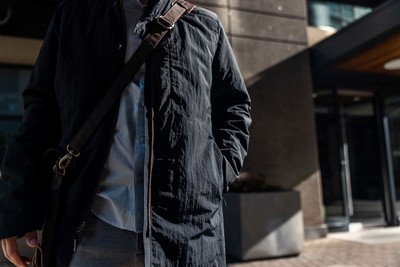 ナチュラルなしわ感と程よい光沢感のバランスが際立ち、高級感のあるタスランナイロンは耐久性と軽量性を両立