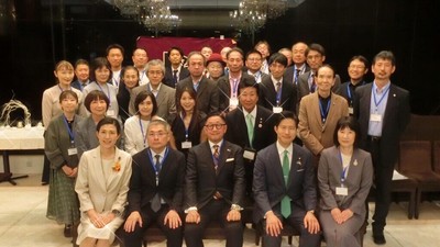 2025年10月、名城大学薬学部京滋支部同窓会に日薬会長として出席した岩月さん（前列中央）と愛知県薬剤師会会長の川邉さん（同右端）