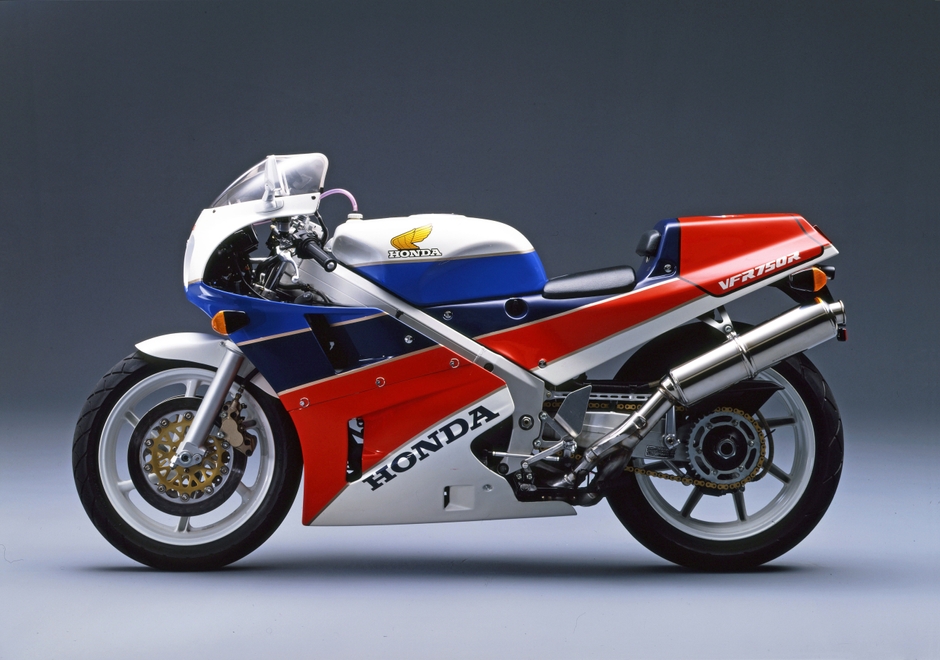 ホンダ VFR750R(RC30)(1987年)【画像提供：本田技研工業株式会社】*展示車両とは色が異なります