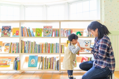 約500冊 「森の絵本棚」