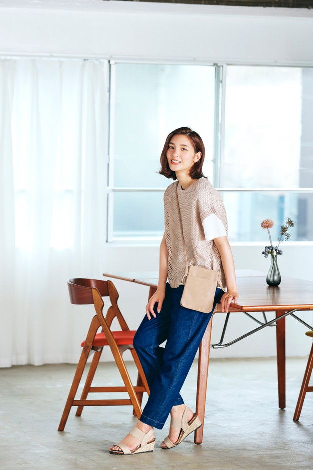 後ろあきメッシュベストセット¥3,297（税込）ベスト、ミニショルダー、サンダルをベージュトーンでまとめて