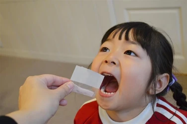 約72％の保護者が「お子さんの服薬に苦労した経験がある」と回答。 逃げ回る・吐き戻すなど、服薬に苦戦するご家庭も多数 【子どもの服薬に関する調査】