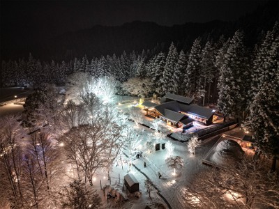 雪景色とイルミネーションの共演は、年に数回しか見られないプレミアムな体験