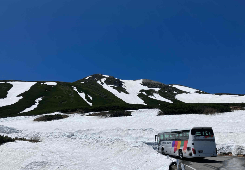 標高2,600mの残雪地帯へ