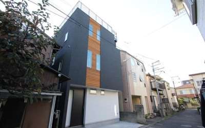 【15坪の狭小地で実現】駐車場も屋上も諦めない、快適な暮らしを凝縮した3階建て二世帯住宅
