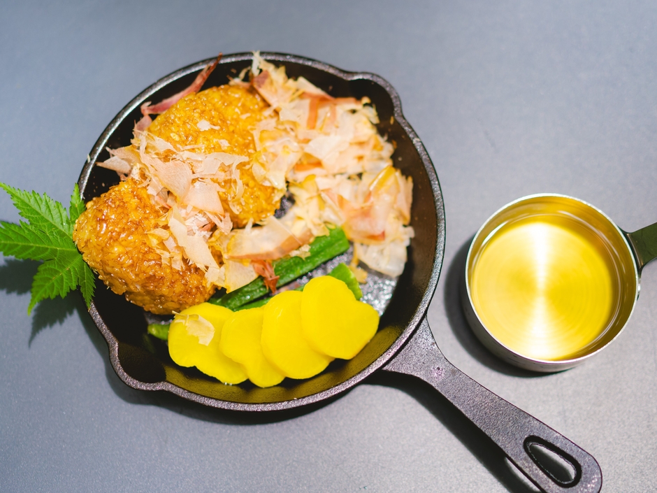 どっさり鰹節の焼きおにぎり出汁茶漬け