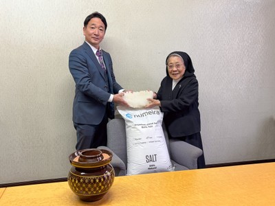 贈呈の様子(左から)株式会社スギタグループ株式会社 代表取締役 杦田勘一郎氏、学校法人大阪信愛女学院 岩熊美奈子理事長