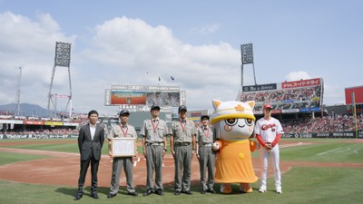 広島市南消防署・日勤救急隊の皆さんに感謝を伝える表彰式の様子