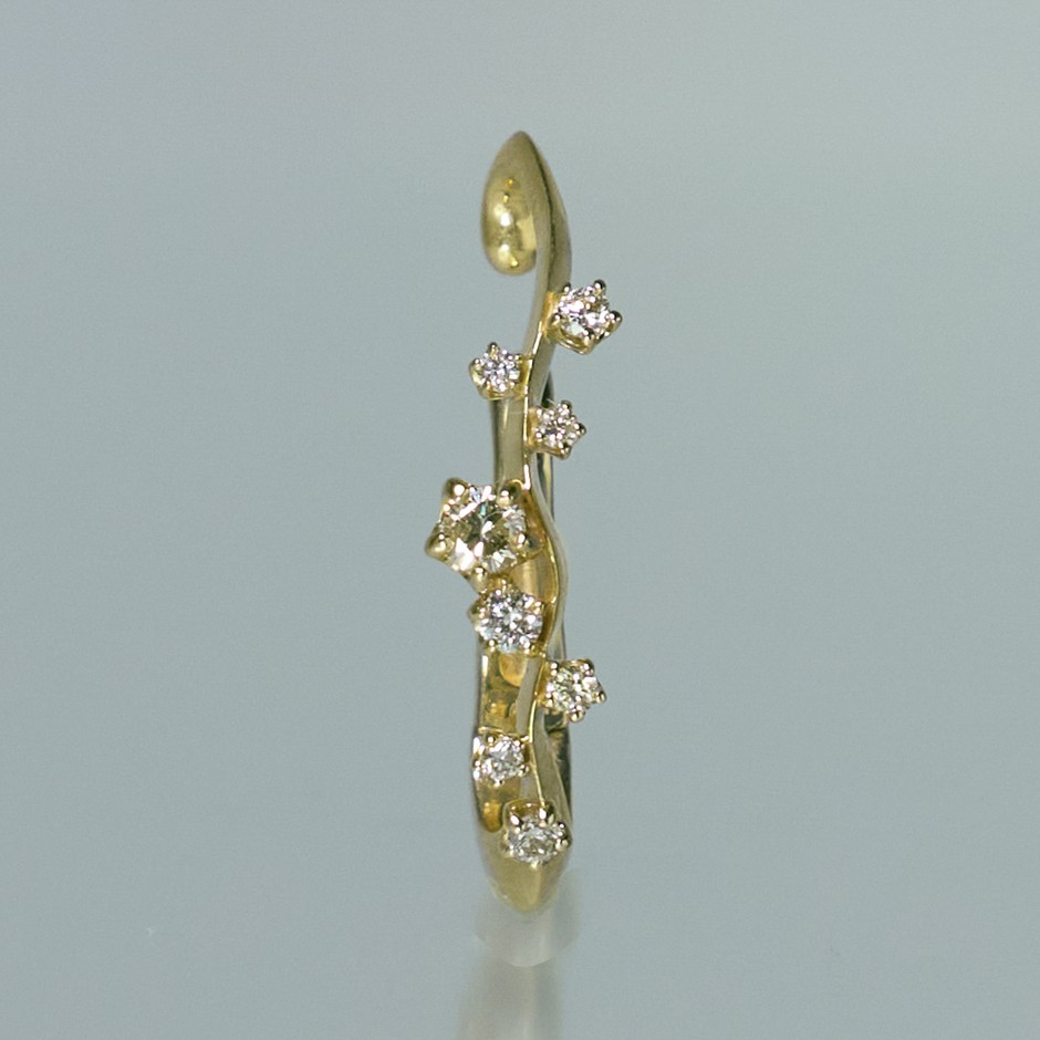 〈DUE DONNE〉Pioggia di Luce TACCO ダイヤモンドイヤーカフ K18YG ダイヤモンド 363,000円／K10YG ダイヤモンド 198,000円（税込）