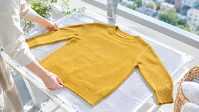 ニットの「伸び・肩ぽっこり・毛玉」を防ぐ！ 正しい畳み方と干し分け術