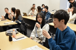 オリジナルブレンドコーヒーを試飲する学生