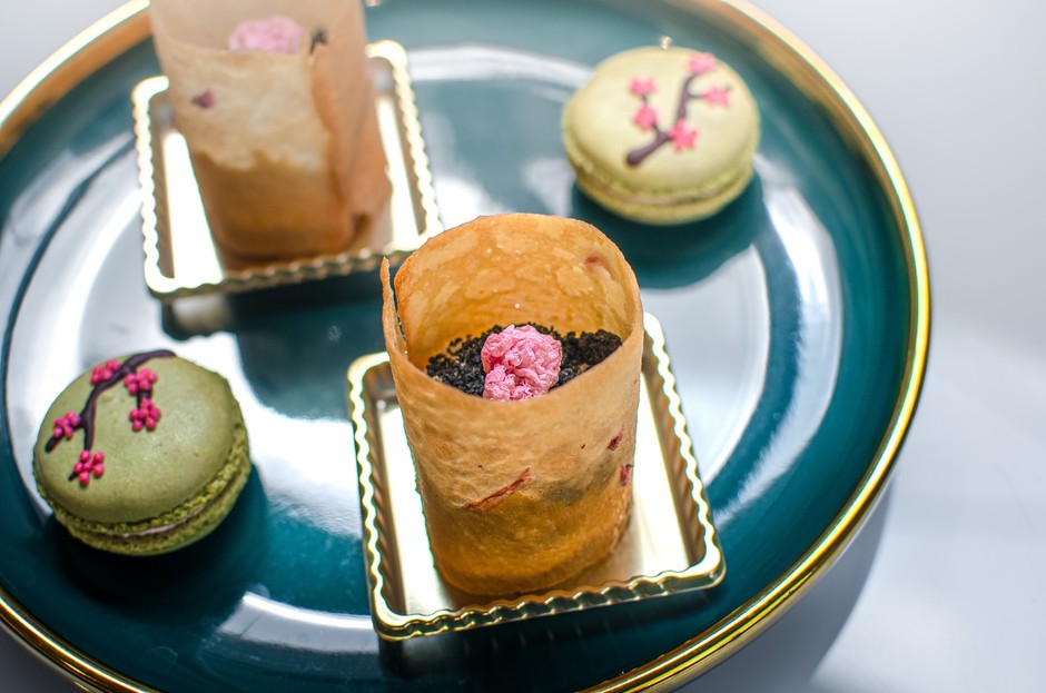 中段：抹茶と桜のバタークリームのマカロンと選べるスイーツ