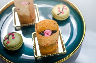 中段：抹茶と桜のバタークリームのマカロンと選べるスイーツ