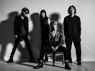 a flood of circle（アオキテツ：Guitar　HISAYO：Bass　佐々木亮介：Vocal & Guitar　渡邊一丘：Drums）左→右