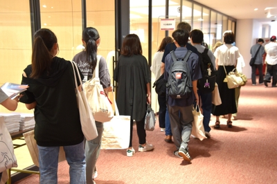 受付へ