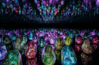 チームラボ《呼応する小宇宙  - 固形化された光の色》© チームラボ