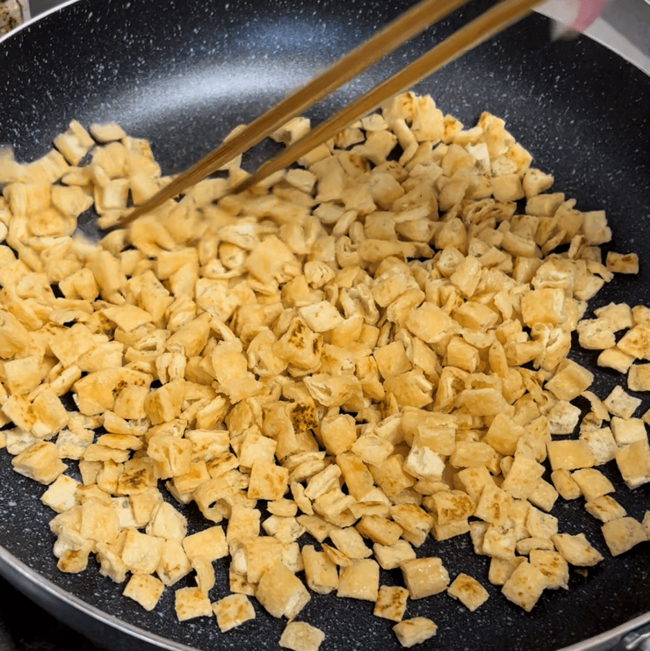 大豆香るこだわりのお揚げを焼き上げてカリカリに!