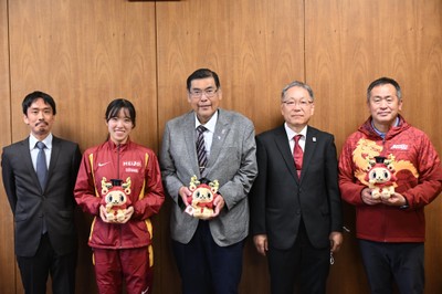 報告会に参加したメンバーと大学公式マスコットキャラクターの「名城しし丸」